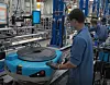 I 2012 kjøpte Amazon robotprodusenten Kiva Systems, og begynte deretter å produsere mobile roboter til lagerdistribusjon Foto: Amazon