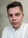 Fullstack-utvikler Tomasz Nolberczak jobber fra Polen for TU Media. Han har jobbet med å legge inn KI-stemmen. Foto: Privat