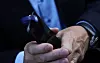 Bonden setter måleren på smarttelefonens kamera og legger et blad fra planten som skal måles imellom. Ved å ta bilder vil bladet gjennomlyses, og bonden får oppgitt plantens nitrogenbehov. Kunnskap om plantens nitrogenbehov er viktig for å kunne optimalisere gjødslingen. Foto: Heidi Sævold