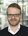 Alle snakker om dyp læring, så hvis man ønsker at ens forskning skal nevnes, hjelper det å ha begrepet med i tittelen i forskningsartikkelen. Men det skaper ikke bedre forskning, mener Sebastian Risi, som er adjunkt ved IT-Universitetet. Foto: IT-Universitetet