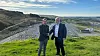 Ordfører Andreas Vollsund (H) i Time kommune ønsket å gi Green Mountain dispensasjon til å bygge ut datasenter på Kalberg. Statsforvalter Bent Høie i Rogaland mener kommunen ikke bør gjøre det. Her står høyreordføreren sammen med toppsjef Svein Atle Hagaseth i Green Mountain foran Fagrafjell transformatorstasjon da de lanserte planene. Trafoen skal levere strøm til det planlagte hyperscale-senteret.