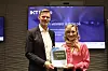 Administrerende direktør Øyvind Husby overleverer IKT Norges rapport om skytjenester til digitaliseringsminister Karianne Tung.