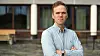 − Du kan isolert sett være ganske fornøyd med egen lønn, men så blir du misfornøyd når du hører hva kollegaen på kontoret ved siden av tjener, sier assisterende professor Joel Berge. Foto: Hallvard Lyssand