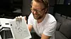 Her viser sjefsdesigner Mats Herding Solberg fram den 7. prototypen av Remarkable-brettet. Arkivfoto.