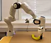Roboten Bifrost i aksjon. Med en leddet arm, forsiktige «fingre» og maskinsyn klarer den å forme myke objekter. Læremesteren har vært KI, og nyvinningen kan bli nyttig, særlig for for matindustrien. Foto: Henriette Louise Krogness/Gemini