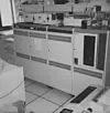 Oslovax fotografert på midten av 1980-tallet med bridge-routere på toppen og disker til venstre. Den første var på 67 megabyte. Lengst til venstre står en RP07 med hele 500 megabyte lagringskapasitet, noe fotografen omtaler som fantastisk på en tiden. I bakgrunnen sees spolebånd med kildekoden til Bell UNIX og Berkeley UNIX. Foto: Tor Sverre Lande