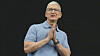 Apple tjener fortsatt masse penger, selv om omsetningen har falt. Her snakker Apple-sjef Tim Cook til publikum under en produktlansering ved Apples hovedkvarter i juni 2023.
