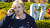 Regjeringen vil innføre makspris for telefonsamtaler og SMS til EU-land. Her er statsminister Erna Solberg (H) i en telefonsamtale i fjor høst.