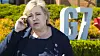 Regjeringen vil innføre makspris for telefonsamtaler og SMS til EU-land. Her er statsminister Erna Solberg (H) i en telefonsamtale i fjor høst.
