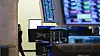 En mann snakker i telefonen på meglergulvet under kaoset på New York Stock Exchange tirsdag denne uken.