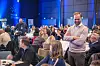Erlend Andreas Gjære fra Secure Practice tar en runde i lokalet og sjekker stemningen mens 250 «IT-sjefer» diskuterer hvordan de skal takle situasjonen han har satt dem i. Foto: Are Thunes Samsonsen