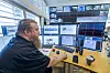 Fra kontrollrommet i Oslo ser trafikkoperatør Tor Ivar Sørensen det meste som skjer på veiene. Samtidig advarer Vegtilsynet om at det kan finnes digitale systemer i infrastrukturen som går under radaren for sikkerhetsarbeidet.