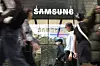 Samsung har et kraftig bedret resultat. Her er folk utenfor en Samsung-butikk i bydelen Gangnam i Seoul i dag.
