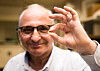 Professor Rachid Yazami ved Nanyang Technological Universitymed brikken som kan måle helsetilstanden til litium-ion-batterier.
