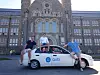 I ekte Silicon Valley-stil kjører guttene rundt i sin utslitte firmabil. Foto: Gobi
