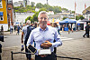 Systemarkitekt Kennet Nomeland i Forsvarsmateriell med to Samsung-mobiltelefoner, Galaxy S23 og Galaxy Xcover6 Pro Entreprise Edition. Begge pakket inn i en kamuflasjegrønn, røff innpakning, laget for å festes på soldaters uniform.