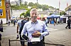 Systemarkitekt Kennet Nomeland i Forsvarsmateriell med to Samsung-mobiltelefoner, Galaxy S23 og Galaxy Xcover6 Pro Entreprise Edition. Begge pakket inn i en kamuflasjegrønn, røff innpakning, laget for å festes på soldaters uniform.