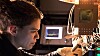 Forskeren Marissa Giustina installerer en Bristlecone-brikke med 72 qbit ved Googles Quantum AI Lab i Santa Barbara, California.