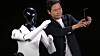 Xiaomi-toppsjefen Lei Jun tar selfie med selskapets nye robot – CyberOne.