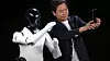 Xiaomi-toppsjefen Lei Jun tar selfie med selskapets nye robot – CyberOne.