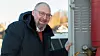 Georg Svendsen, leder for infrastruktur i Telia Norge, foran den hydrogendrevne reservestrømsløsningen på taket av Telias tidligere lokaler i Nydalen. Nå skal ytterligere seks basestasjoner få hydrogen som ren reservestrøm.