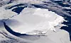 Bouvetøya er en kald og forblåst, ubebodd øy. Hvis vi da ikke teller med pingvinene som holder til der. Foto: NASA