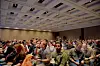 Nok en stappfull sal på Washington Convention Centre. Denne gangen fortelles det om mulighetene Azure gir for bedrifter som velger helt å droppe infrastrukturen, for så satse på skyen. Sesjonen ble rammet av dårlig nett, og stort sett alle demonstrasjonene feilet på grunn av nettproblemene. - Hvem faen trenger vel skyen, når vi kan kjøre lokalt! ropte sesjonsholder og seniorutvikleren fra Microsoft til latter fra salen. Foto: Martin Braathen Røise