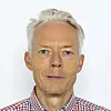 NHH-professor Øivind Anti Nilsen mener du kan ha flere gode kort på hånden selv om du ikke nødvendigvis har noe helt håndfast å vise til. At du er en god lagspiller og gjør andre gode er et slikt kort, mener han. Foto: Hallvard Lyssand