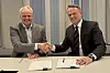 Forsvarsmateriells direktør for IKT-kapasiteter, Eiliv Ofigsbø, og Northcoms administrerende direktør, Bjørn Windfelt, har signert avtale om å levere kommunikasjonsutstyr til Forsvaret. Foto: Northcom