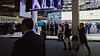 Fra messegulvet under Mobile World Congress i Barcelona i månedsskiftet februar/mars. Qualcomm og ZTE hadde sine utstillinger overfor hverandre. Nå får ikke ZTE kjøpe fra 'naboen'.