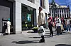 Betalingsterminalene er nede dagen før 17-mai og lange køer formet seg utenfor minibankene, som her på Karl Johan i Oslo. Foto: Jan Johannessen