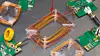 Prototypen av den trådløse universalladeren til forskerne ved UC San Diego Jacobs School of Engineering. Et ferdig produkt vil nødvendigvis være mer integrert.