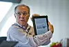 Mark Templeton er betatt av evnen iPad gir ham til alltid å hente fram informasjon, her via det trådløse lokalnettet på Grand Hotel i Oslo. Bilde: Per Ervland