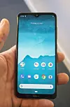 Nokia 6.2 eller 7.2: Det er ikke lett å se på forsiden. De to nye smarttelefonene til finnene er temmelig like både på forsiden og baksiden. Det er litt forskjell i farger og materialvalg, men det blir raskt borte når man får seg et deksel. Foto: Odd R. Valmot