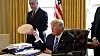 Eldre planer blir som nye: Intels toppsjef Brian Krzanich tok med seg en silisiumskive og børstet støv av eldre planer da han onsdag besøkte det ovale rom. President Trump lot seg begeistre.