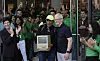 Apple-sjef Tim Cook (t.h.) sammen med en person som holder en gammel Macintosh-maskin. Foto: Rafiq Maqbool/AP/NTB