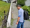 SINTEF-forsker og akustiker Tron Vedul Tronstad sjekker utstyret som skal brukes før joggeøkta i trappa. Foto: Gemini