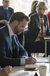 Digitaliseringsministeren noterte flittig mens visedekan Kristin Vinje fortalte hva hun mener er viktig i en strategi for kunstig intelligens. Foto: Sarah McDonald Gerhardsen