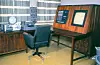 SAM – Simulator of Automatic Machinery: SAM‐maskinen. Fra venstre: Hullbåndleser, Flexowriter (spesiell elektrisk skrivemaskin) som også kunne punche og lese hullbånd, kontrollpanel og dataskjerm. Foto: Yngvar Lundh