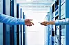 Cisco og Ericsson slår sammen sine innovasjonskrefter og varsler at de skal lage fremtidens nettverk i tett allianse. Konkurransen fra både fusjonerte Alcatel-Lucent/Nokia og kinesiske Huawei er nok en av grunnene til at de har funnet sammen.