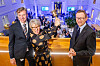 Feiringen av 25 år på børsen startet som seg hør og bør med en frokost på Oslo Børs. Her ringer en entusiastisk konsernsjef Benedicte Schilbred Fasmer i bjellen, flankert av børsdirektør Øivind Amundsen og finansdirektør Torbjørn Wist.