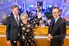 Feiringen av 25 år på børsen startet som seg hør og bør med en frokost på Oslo Børs. Her ringer en entusiastisk konsernsjef Benedicte Schilbred Fasmer i bjellen, flankert av børsdirektør Øivind Amundsen og finansdirektør Torbjørn Wist.