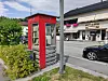 De røde telefonkioskene er et historisk ikon for tele i Norge. Her er en av de få gjenværende. Den står på Ringebu (som jo burde vært navnet på telefonkioskene) og er nå gjort om til mikrobibliotek. I bakgrunnen ser vi det som gjorde telefonkiosken overflødig, mobilmasten.