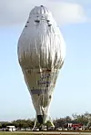 Eventyreren og forretningsmannen Steve Fossetts ballong «Spirit of Freedom» blåses opp i Australia like før hans sjette og siste forsøk på å reise rundt hele jorda alene i en varmluftsballong i 2002. Foto: AP Photo/Rob Griffith)