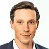 Medarbeidere må ikke frykte å bruke KI, men de må forstå konsekvensene av feil bruk, skriver sikkerhetsekspert Martin Kraemer i KnowBe4. Foto: Privat