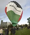 Den profilerte palestinske politikeren Mustafa Barghouti møtte norske politikere i Goksøyr & Martens varmluftsballong i Oslo i september 2009. Sterk vind gjorde imidlertid at det likevel ikke ble noe tur den dagen. Foto: Terje Bendiksby/Scanpix