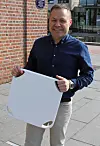 Gründer og administrerende direktør Rune Bjerkestrand med en av de spesialutviklede boksene for oppbevaring av filmrullene som Piql bruker til å lagre data. Foto: Harald Brombach