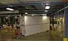 En toetasjes konteiner med 2000 servere skyves på plass i Microsofts nye datasentral i Chicago.
