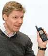 Teknologiansvarlig Stian Solberg i Ericsson Norge sier smarte løsninger skal gi god dekning i 3,6 GHz-båndet. Her med en av de tidlige smartmobilene på markedet.