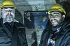 Ricardo Marques, direktør for nasjonalarkivet i Brasil, og Erick Cardoso, informasjonsteknologidirektør ved det mexicanske nasjonalarkivet, ved inngangen til Arctic World Archive på Svalbard. Bilde: Piql/ShutterBird Production